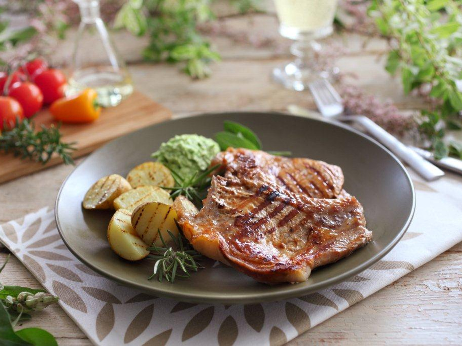 Delicious pork chops with roast potatoes and mashed green peas - Vegeta