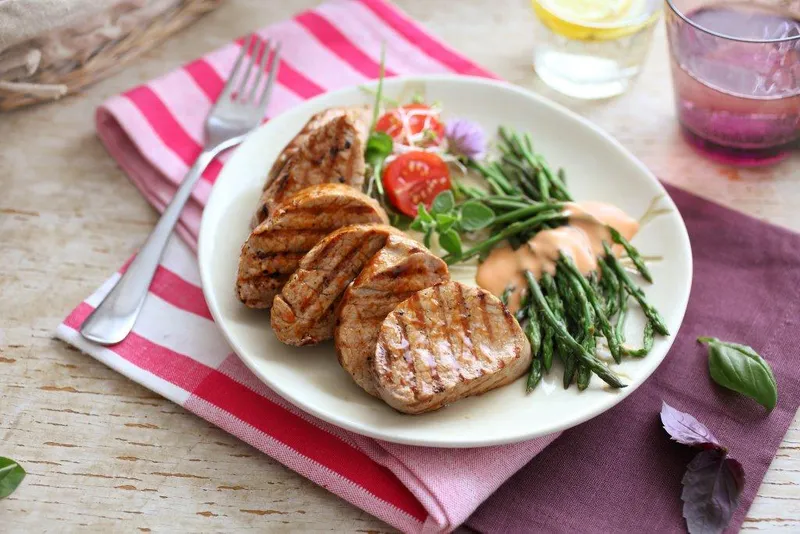 Pork tenderloin with asparagus salad - Vegeta