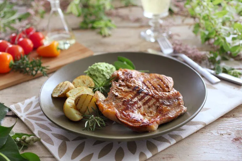 Delicious pork chops with roast potatoes and mashed green peas - Vegeta